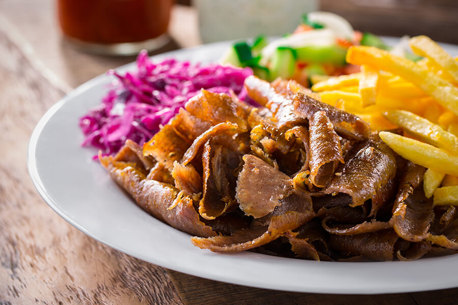 Chickenteller mit Gemüse und Salat