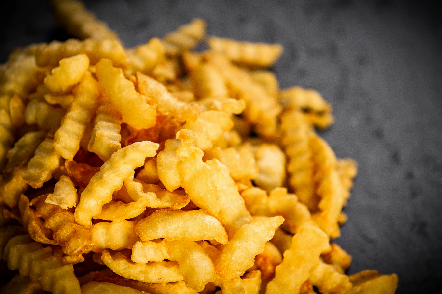 Pommes frites mit Ketchup und Majo